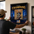 Frameworth - Cadre photoglass de OG Anunoby des New York Knicks trophée du championnat 2026 - 18 po l x 22 po H - or-Dimensions finales de 18 po x 22 po : présentoir encadré vertical idéal pour le salon, le bureau, la salle des partisans et la salle de sport