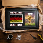 Frameworth - Coupe du Monde FIFA 2026 Officielle Allemagne Cadre Drapeau et Trophée - 15 po x 24 po-Fabriqué au Canada par Frameworth Sports Marketing, fondée en 1992, produisant des souvenirs sportifs sous licence officielle.