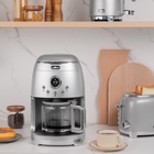 Salton - cafetière numérique de 12 tasses NuRetro - argent métallisé-Créez une cuisine parfaitement coordonnée avec les autres appareils de la gamme NuRetro de Salton!