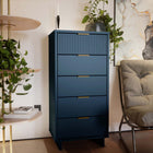 Manhattan Comfort - Granville commode moderne haute et étroite 23,62" - bleu minuit-Comprend 5 tiroirs à extension totale avec tiroir supérieur doté de lignes nervurées verticales texturées en bois massif Le tiroir supérieur offre une option de 6 petits compartiments pour une meilleure organisation