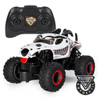Monster Jam - Camion Monster télécommandé à l'échelle 1:24 - Couleurs assorties-RADIOCOMMANDE MULTIFONCTION : Avec une radiocommande à deux joysticks et une fréquence de 2,4 GHz, vous pouvez faire courir jusqu’à 6 monster trucks Monster Jam à la fois. Vous pouvez même contrôler votre El Toro Loco radiocommandé jusqu'à une distance de 75 mètres.