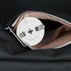 Swissdigital - Sac à dos noir platine KATY ROSE avec localisateur SDD-Poche dédiée pour batterie externe, poche pour bouteille d'eau, poche pour étui à lunettes, porte-clés, poches multifonctionnelles et panneau arrière respirant du sac à dos doté d'un rembourrage en maille pour une ventilation confortable de l'air.