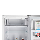 BLACK+DECKER - 3,2 pi³ Mini-frigo autonome avec congélateur, blanc-Capacité spacieuse : deux étagères de réfrigérateur en verre amovibles aident à agrandir l'espace de rangement tandis que les bacs de rangement de porte pleine et demi-largeur peuvent accueillir des canettes et des petits contenants ou des bouteilles de 2 litres.