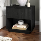 Hudson&Canal - Table de chevet Karten 24" - Grain noir-La base, le dessus et le tiroir sont fabriqués en MDF robuste avec une finition grainée noire