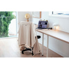 Warmür - La couverture pour chaise originale, Beige-Les boucles des boutons se fixent par-dessus les appuis-bras pour garder la couverture en place quand vous utilisez votre clavier, quand vous êtes concentré ou quand vous répondez à des appels