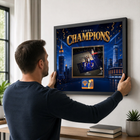 Frameworth - Cadre photoglass de OG Anunoby des New York Knicks tip-in du match 4 des champions 2026 - 22 po l x 18 po H - or-Dimensions finales de 22 po x 18 po : présentoir encadré horizontal idéal pour le salon, le bureau, la salle des partisans et la salle de sport