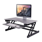 Rocelco - Support de bureau réglable assis/debout pour ordinateur portable de 32 po avec tapis anti-fatigue - Gris-Livré avec un plateau pour clavier rétractable.