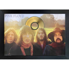 Frameworth - Pink Floyd impression coucher de soleil avec LP or - impression encadree - 38,5 po l x 27,5 po H-Presente une illustration coucher de soleil de Pink Floyd associee a un authentique disque LP or honorant la legendaire discographie a plusieurs millions d'exemplaires du groupe