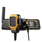 DEWALT - DXFRSBD900 Station de base radio professionnelle-Commande d'Appel  de Contournement - Priorisez la communication par diffusion des équipes et prenez le contrôle lors de situations urgentes d'un simple toucher du bouton X. Les radios passent automatiquement au canal d'Appel de Commande, garantissant que l'ensemble de votre équipe entend et réagit instantanément aux messages critiques à votre emplacement