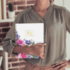 AT-A-GLANCE - Agenda scolaire hebdomadaire/mensuel Badge floral 2026-2027 - 11 po H x 8 1/2 po l - multicolore - bilingue-13 pages mensuelles avec onglet
