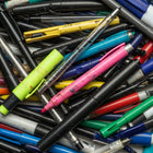 TerraCycle - Boîte Zéro Déchet pour stylos, crayons et marqueurs, petite-Inclus : boîte de collecte durable imprimée en couleur avec doublure interne, étiquette d’expédition UPS prépayée pour le retour, et recyclage des déchets collectés.