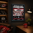 Frameworth - Cadre photoglass des Carolina Hurricanes 16x20 champions Coupe Stanley 2026 - 18 po l x 22 po H-Encadré professionnellement au Canada : l’image est imprimée en ultra haute définition directement sur le verre et finie dans un cadre noir