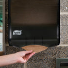Tork - Essuie-mains multiplis universels - Naturel - 1 épaisseur - 250 feuilles/paquet - Paquet de 16-Distribution unitaire pour une consommation réduite et une hygiène accrue