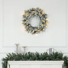 HOMCOM - Couronne de Noël illuminée de 24 po avec pommes de pin et baies-Pulvérisé de neige artificielle pour une ambiance hivernale 