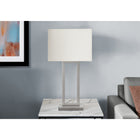 Monarch Specialties - Luminaire - 28 po H Lampe De Table - Port Usb Inclus - Métal Nickelé - Abat-Jour Ivoire / Crème - Moderne-Restez connecté et alimenté grâce au port USB intégré à la base métallique carrée robuste, qui vous permet de recharger facilement vos appareils tout en illuminant votre table d'appoint, votre table de nuit ou votre console