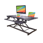 Rehausseur de bureau électrique Rocelco 46" avec prise secteur, chargeur USB et grand clavier Tracy - Noir-L'œillet arrière permet la gestion des câbles ou l'ajout d'un bras de moniteur en option.