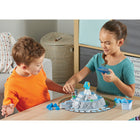 Learning Resources - Jeu Summit Sums-128 pièces : ce jeu comprend un plateau de jeu avec une montagne à 3 niveaux, 4 pièces de jeu avec supports, 1 bloqueur Frankie la chèvre avec support, 1 figurine Betty le Yéti avec trophée, 110 cartes de jeu, 10 compteurs de rochers et un guide d'instructions