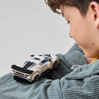 LEGO - Speed Champions L’hypervoiture sport Bugatti Centodieci-Détails authentiques de la Bugatti - La minivoiture Bugatti LEGO comprend les 5 prises d’air rondes sur le côté, des jantes uniques, des phares, une calandre en fer à cheval, un aileron arrière en surplomb et 4 sorties d’échappement arrière