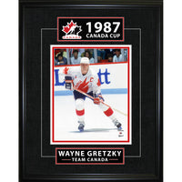 Frameworth - Wayne Gretzky serie classique 1987 Coupe Canada - impression encadree - 16" x 20"-Impression de hockey Equipe Canada sous licence officielle mettant en vedette Wayne Gretzky lors de la legendaire Coupe Canada 1987