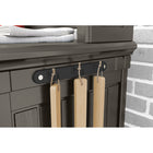 Suncast - Station de rangement et préparation pour patio - couleur Stoney-Dessus de type buffet pour un accès facile aux condiments et accessoires.
