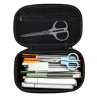 ZIPIT - Étui à crayons gamer, trousse scolaire durable, noir-Solide et légère: Cette boîte de rangement noire combine un dessus en silicone sensoriel et une base moulée avec un intérieur doux anti‑égratignures pour protéger le contenu. Elle est légère et dotée d’une fermeture éclair sécurisée