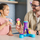 Kinetic Sand - Soft Serve Station-396 g de sable coloré, cornets et outils : Déballez le sable bleu, rose et blanc. Garnissez les cornets avec les détails moulés de la pelle et ajoutez des vermicelles avec la râpe. Confectionnez vos propres crèmes glacées et écrasez-les pour créer à nouveau.