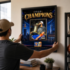 Frameworth - Cadre photoglass de Karl-Anthony Towns des New York Knicks trophée du championnat 2026 - 18 po l x 22 po H - or-Dimensions finales de 18 po x 22 po : présentoir encadré vertical idéal pour le salon, le bureau, la salle des partisans et la salle de sport