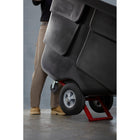 Camion basculant Rubbermaid Commercial 1/2 verge cubique-Roulette pivotante à tige de 5" et roues encastrees de 12" pour une manipulation et une maniabilite en douceur.