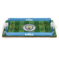 Binho - Jeu De Société Édition Classique MANCHESTER CITY -Jeu officiellement licencié par Manchester City FC : Comprend le célèbre blason du club au centre du terrain.