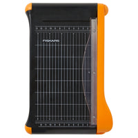 Fiskars - Massicot à lames croisées recyclées 23 cm-La débroussailleuse Fiskars à lames croisées recyclées (23 cm) est facile à utiliser grâce à son plateau de coupe composé à 30 % de matériaux recyclés post-consommation.