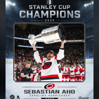 Frameworth - Cadre photoglass de Sebastian Aho 16x20 des Carolina Hurricanes champions Coupe Stanley 2026 - 18 po l x 22 po H-Photo sous licence officielle NHL et NHLPA : cadre PhotoGlass de Sebastian Aho 16x20 des Carolina Hurricanes champions de la Coupe Stanley 2026 motif glace pour les amateurs et collectionneurs des Carolina Hurricanes