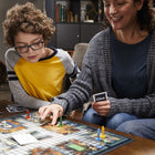 Hasbro Gaming - Clue-6 suspects, 1 meurtre : incarnez Miss Scarlett, le Colonel Moutarde, le Maire Green, le Chef White, l'Avocat Peacock ou le Professeur Plum. Découvrez leurs histoires fascinantes et tentez de percer leurs secrets