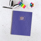 AT-A-GLANCE - Agenda scolaire hebdomadaire/mensuel Badge géo 2026-2027 - 11 po H x 8 1/2 po l - Violet - bilingue-Un mois sur deux pages comprenant des blocs quotidiens, une section de notes et des calendriers de référence des mois passés / futurs