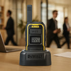 DEWALT - DXFRSBH600 Radio professionnelle-Autonomie de batterie ultra - Une batterie Li-Polymère remplaçable de 2000 mAh / 3.V (charge à 500mA) offre jusqu'à 24 heures d'utilisation continue (90 % en veille / 5 % en conversation / 5 % en écoute) - parfaite pour des journées de travail exigeantes