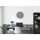 Monarch Specialties - 9107 Horloge Murale Rond de 12"- Visage Gris/Cadre Argenté-Profitez d'une horloge précise grâce à son mouvement à quartz sans tic-tac, qui fait de cette horloge analogique un complément idéal pour les intérieurs sereins