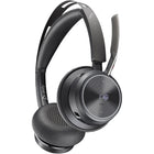 HP - Casque Poly Voyager Focus 2 certifié Microsoft Teams USB-C-C avec adaptateur USB-C/A et support de charge-Un casque facile à utiliser avec des capteurs intelligents pour répondre aux appels, les couper et écouter/mettre en pause la musique. Le microphone intelligent maintient automatiquement le son gauche et droit, quel que soit le côté où vous portez le casque.