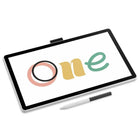 Wacom - Tablette graphique One Creative Pen Display 14"-Repensé avec plus de surface de dessin, l’écran IPS Full HD plastifié de 14" et net offre un espace généreux avec une précision des couleurs sRGB de 98% et une texture semblable à du papier qui ne fera pas d’éblouissements ni de bave – vous gardant dans votre zone créative plus longtemps