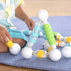 Guidecraft - Grippies Shake - construction et courbe - Ensemble de 70-Variété de poignées tactiles sur les tiges présentées dans des textures en plastique souples surmoulées et quatre couleurs vives