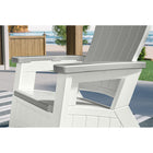 Suncast - Chaise Adirondack avec rangement - Gris colombe/Cube de glace-Design unique avec rangement intégré de 8,5 gallons sous le siège.