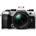 OM SYSTEM - Caméra sans miroir avec objectif 14-150mm f/4-5,6 II  OM-5 Mark II - Argent-Conçu pour stimuler la créativité, l'OM-5 Mark II dispose d'un bouton CP dédié pour un accès rapide à sa suite de fonctionnalités de photographie informatique