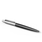 Parker - Stylo à bille Jotter - Bond Street noir avec bordure chromée - pointe moyenne - encre bleue-Le corps en acier inoxydable avec la finition noire est accentué de bordures très brillantes et d’une agrafe en tête de flèche