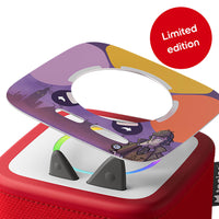tonies - Tonieplay The Junior Detectives : Case of the Missing Genius jeu - Anglais-Pour commencer, réveillez la Toniebox 2, placez le disque Tonieplay sur le dessus, puis ajoutez le contrôleur au centre de l’anneau lumineux et appuyez sur le bouton. Écoutez attentivement l’histoire, les indices et les questions, puis utilisez le contrôleur pour faire vos choix et influencer le déroulement de l’aventure. Suivez les pistes, identifiez les suspects et résolvez les énigmes pour aider les jeunes détectives à pe