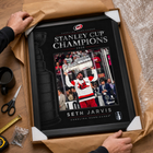 Frameworth - Cadre photoglass de Seth Jarvis 16x20 des Carolina Hurricanes champions Coupe Stanley 2026 - 18 po l x 22 po H-Fabrication conforme au type de produit : la construction PhotoGlass imprime l’image directement sur le verre et la surface se nettoie avec un chiffon doux et sec