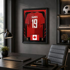 Frameworth - Coupe du Monde FIFA 2026 Officielle Canada Alphonso Davies Cadre Réplique de Maillot - 25,75 po x 33,75 po-Dimensions finales de 25,75 po x 33,75 po, un présentoir vertical idéal pour le salon, le bureau, la salle des partisans et la salle de sport.