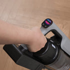 Tineco - Aspirateur à balai sans fil GO Pet Pro-Affichage numérique: L'affichage numérique montre les performances de nettoyage en temps réel, alimentées par la technologie iLoop Sense. Il passe du rouge au bleu à mesure que les surfaces sont nettoyées, vous donnant la confiance que vos sols sont impeccables avant de passer à la zone suivante. 