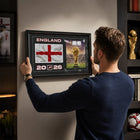 Frameworth - Coupe du Monde FIFA 2026 Officielle Angleterre Cadre Drapeau et Trophée - 15 po x 24 po-Arrive prêt à accrocher et constitue un cadeau remarquable pour les amateurs de soccer et les collectionneurs de la Coupe du Monde.