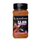 Blackstone - Assaisonnement cajun-Sel, épices incluant piment chili, paprika, oignon et ail déshydratés, glutamate monosodique et au plus 2 % de phosphate tricalcique ajouté pour prévenir l’agglomération