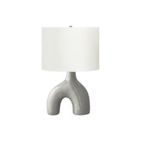 Monarch Specialties - Luminaire - 25 po H Lampe De Table - Céramique Gris - Abat-Jour Ivoire / Crème - Contemporain - Moderne-Lampe de table contemporaine et élégante de 25 pouces, dotée d'une base unique à deux pieds en céramique gris clair, surmontée d'un abat-jour en tissu ivoire classique et d'un embout rond en métal argenté
