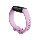 Google - Fitbit Inspire 3 bracelet d’activité forme et santé - Lilas joie de vivre-Résistant à la natation et confortable : le bracelet super léger et résistant à la natation épouse naturellement votre poignet pour un confort de jour comme de nuit.