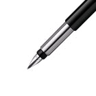 Parker − Stylo plume Vector − noir avec bordure chromée − pointe moyenne − encre bleue − languette à suspendre-Technologie d’encre Quink pour un rendement lisse, propre et uniforme